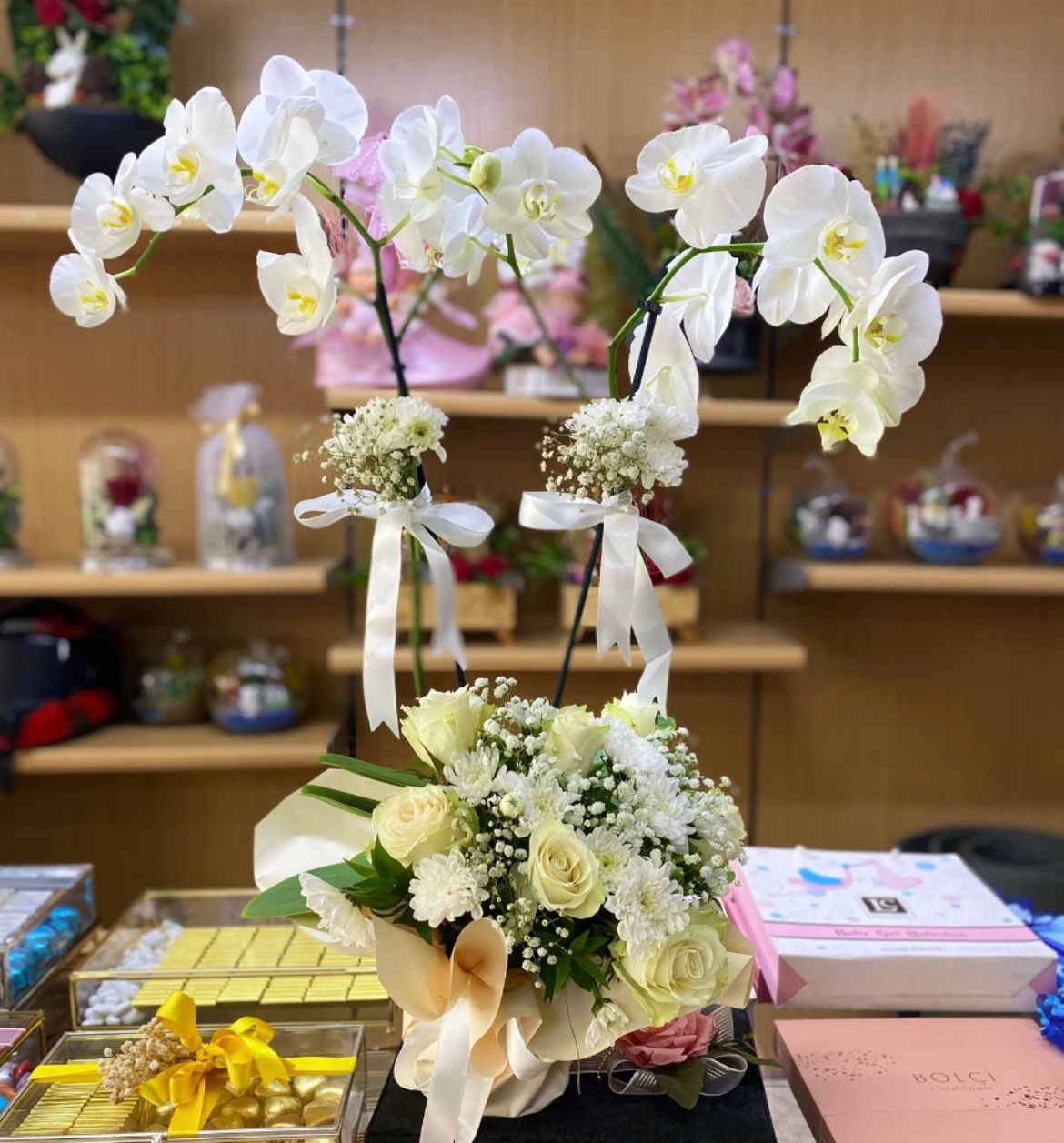 Çift Dal Beyaz Orkide ve Gül Aranjmanı